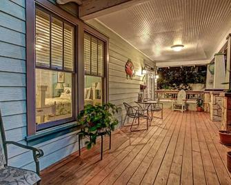 Anchor Inn Nsb Bed And Breakfast - New Smyrna Beach