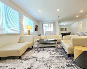 BrandNew Spacious 4-BR house in lovely Roseville - Roseville - Living room