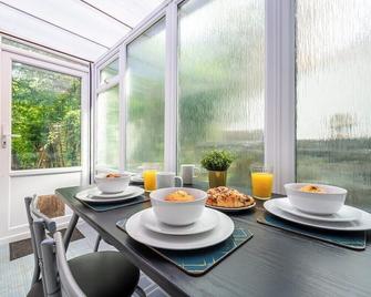 Chapel Lodge - 3 Bedrooms - Wifi - Newport - Sală de mese