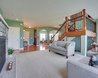 Blue Birds Perch Stunning Home on Private Hilltop - Shipshewana - Living room
