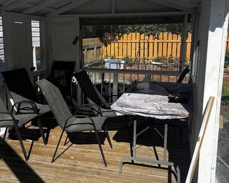 Welcome to our home. We speak English and mandarin if needed. - Kamloops - Balcony