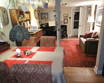 Cozy home with fenced in yard-Dog Friendly . 2 block walk to historic downtown! - Havre de Grace - Restaurant