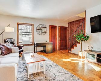 Pet-friendly Saint Paul Home w/ Shared Yard! - Saint Paul - Living room