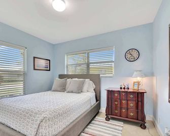 Dolphin Villa Private Pool! - West Palm Beach - Bedroom