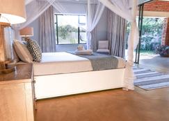 Victoria Falls Holiday Home - Victoria Falls - Bedroom