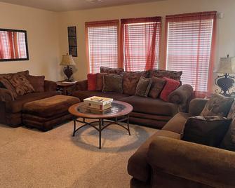 Comfortable 4-bedroom house in Cypress - Cypress - Living room