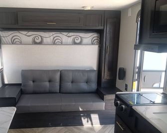 New 2-bed RV with in minutes to everything Bandera with AC. - Bandera