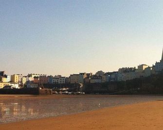 Coach Guest House - Tenby - Beach