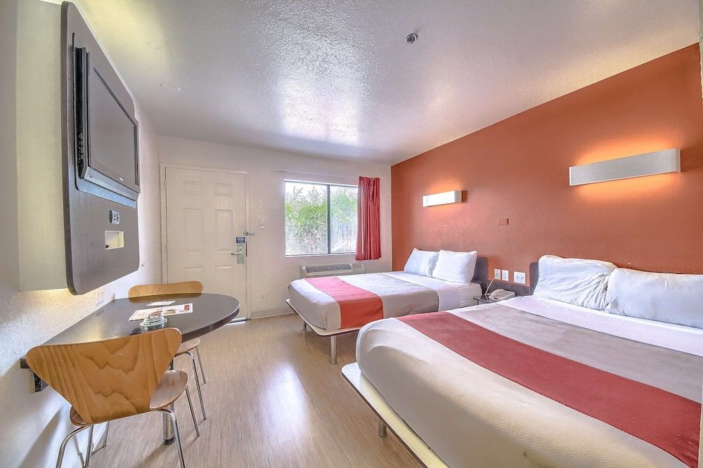 Motel 6 San Antonio - Fiesta - סן אנטוניו - חדר שינה