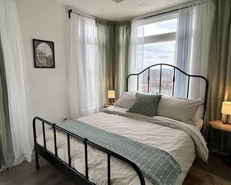 Cozy apartment in mid-town Toronto with parking. Pet friendly! - Toronto - Bedroom