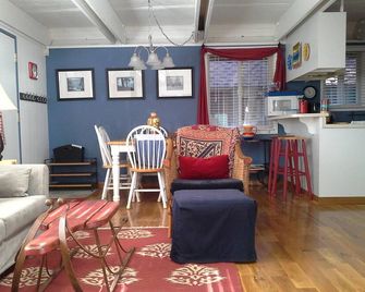 Cozy Quiet Cabin in Pines with Large Deck, Great Location - Incline Village - Living room