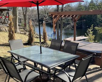 The Lake house retreat is the Big Rideau's best kept secret. - Perth - Patio