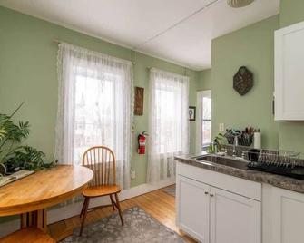 Centrally Located With Lake Views - Burlington - Mutfak