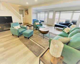 80 Feet of Private Lakefront House - Amherstburg - Living room