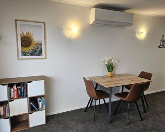 Beach, Sun & Fun Newly Renovated - Napier - Comedor