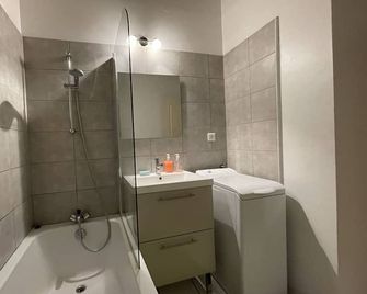 Appartement Le Coche d'Eau Auxerre Les Quais - Auxerre - Bathroom