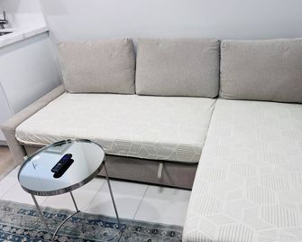 Studio Basement Suite with Double Bed and kitchen, Entrance from Garage - Milton - Wohnzimmer