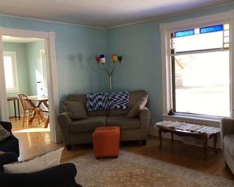 The Farmhouse at Norskedalen's Thrunegaarden - Coon Valley - Living room