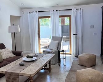 Romantic Downtown Spanish Villa with you own private pool & spa ! - Palm Springs - Sala de estar