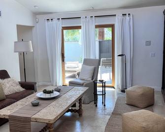 Romantic Downtown Spanish Villa with you own private pool & spa ! - פאלם ספירנגס - סלון