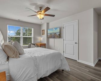 Sunfish - Townhome in Surfside Beach - 3 bedroom 2.5 bath - 2 m drive to beach - Surfside Beach - Bedroom