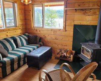 Scenic cabin overlooking Oyama Lake. Big deck. Pet-friendly! - Lake Country - Вітальня