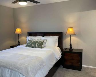 Private, 3 bd/2ba, backyard views - San Tan Valley - Bedroom