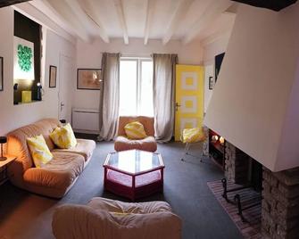 House with breathtaking view of Baume-les-Messieurs abbey - Baume-les-Messieurs - Sala de estar