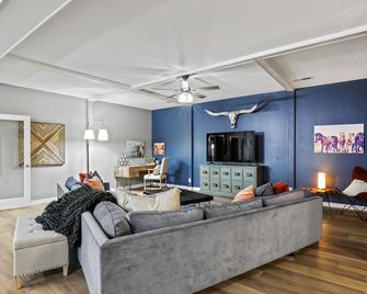Private! And 1 mile from Safari Park, SAC Museum, Mahoney St Park, Golf - Ashland - Living room