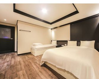 Elysee Hotel - Busan - Bedroom