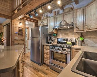 Sawyers Cabin w/ Hot Tub, 12 Mi to Asheville! - Fletcher - Kitchen