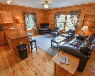 Cabin 80, Luxury 6 bedroom 3 bath Cabin minutes from Downtown Lexington! - Lexington - Living room