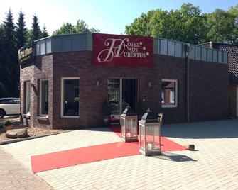Hotel Haus Hubertus - Schneverdingen - Gebouw