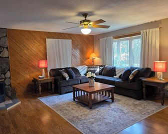 5-bedroom Mountain Home with AC & Hot Tub on 80 acres close to Raystown Resort. - Huntingdon - Living room