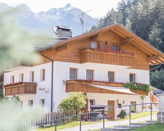 Apartment 'Alpenrose - Mesnerhof' with Mountain View, Wi-Fi, Terrace & Garden - Molini di Tures - Edificio
