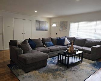 XL 5 Near Jfk 5 Mins, Ac, Pvt Park, Modern, Near Nyc Hubs, Malls, Quiet, Safe - Queens - Living room