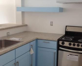 Aquamarine Cute Studio On The Mall - Kodiak - Kitchen