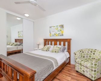 Entire 2 bedroom townhouse - Four Mile Beach Escapes - your home away from home - Port Douglas - Bedroom