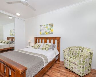 Entire 2 bedroom townhouse - Four Mile Beach Escapes - your home away from home - Port Douglas - Schlafzimmer