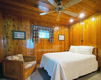 Charming Lake View Cabin in the Poconos on Private Resort - Stroudsburg - Bedroom