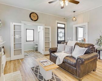 Fire Pit Pet-Friendly Mt Vernon Gem! - Mount Vernon - Sala de estar