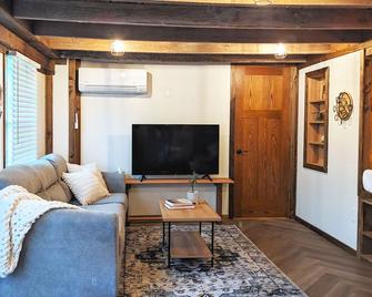 Charming restored barn with 2 bedrooms, 2 baths in beautiful WV mountains - Mathias - Sala de estar