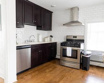 Parsonage Suite - Millpond Inn - Clarkston - Kitchen