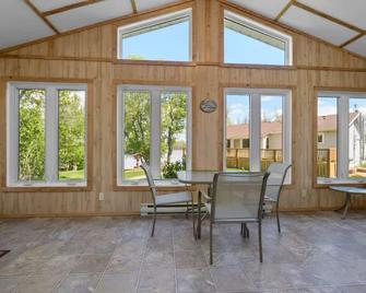 Charming 3-bedroom cabin in wonderful Petersfield with WiFi and TV - Selkirk - Dining room