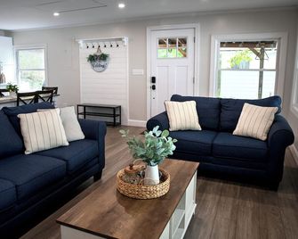 Cozy lakeside home with incredible sunsets - Lodi - Sala de estar