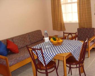 Apartamentos São João - Horta - Eetruimte