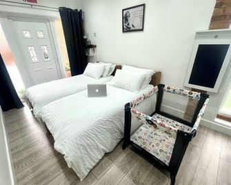 Nice And Cosy Large Studio Near Luton Airport! - Luton - Bedroom