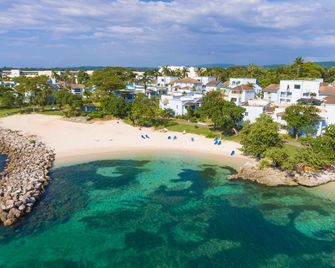 Point Village Studios and Suites - Orange Bay - Beach