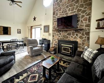 Peaceful & Serene - ️ 5 acres - ️ Koi pond - Dushore - Living room