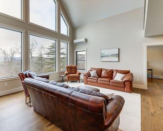 Mountain-View Home in Stoneham with Hot Yoga Studio! - Stoneham - Sala de estar
